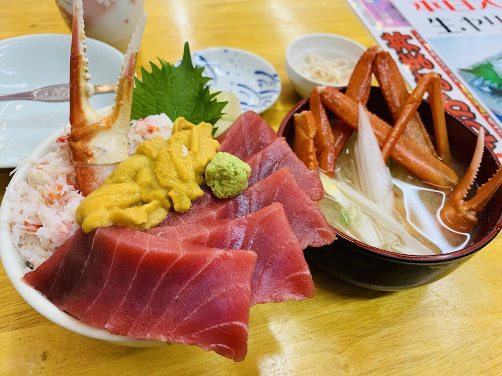 小樽三角市場の海鮮丼と蟹汁