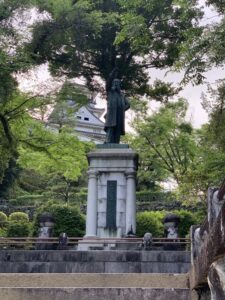高知城の板垣退助銅像