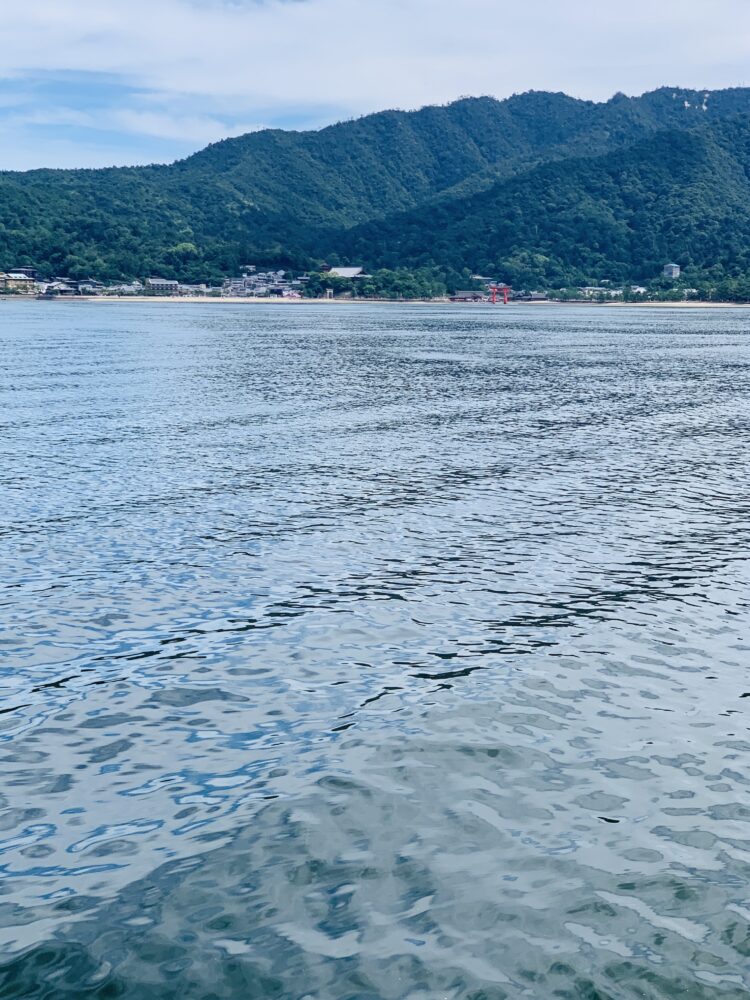 遠方に厳島神社大鳥居