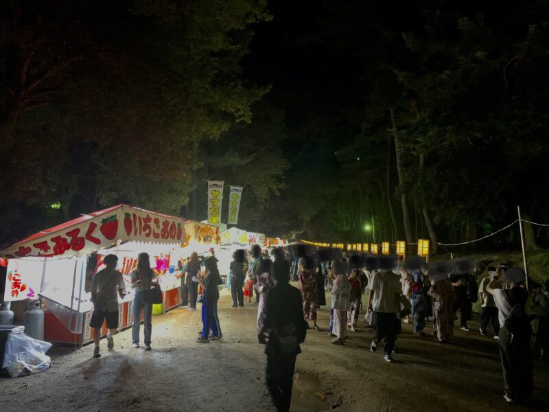 燈花会開催時の春日大社鳥居から本殿までの屋台