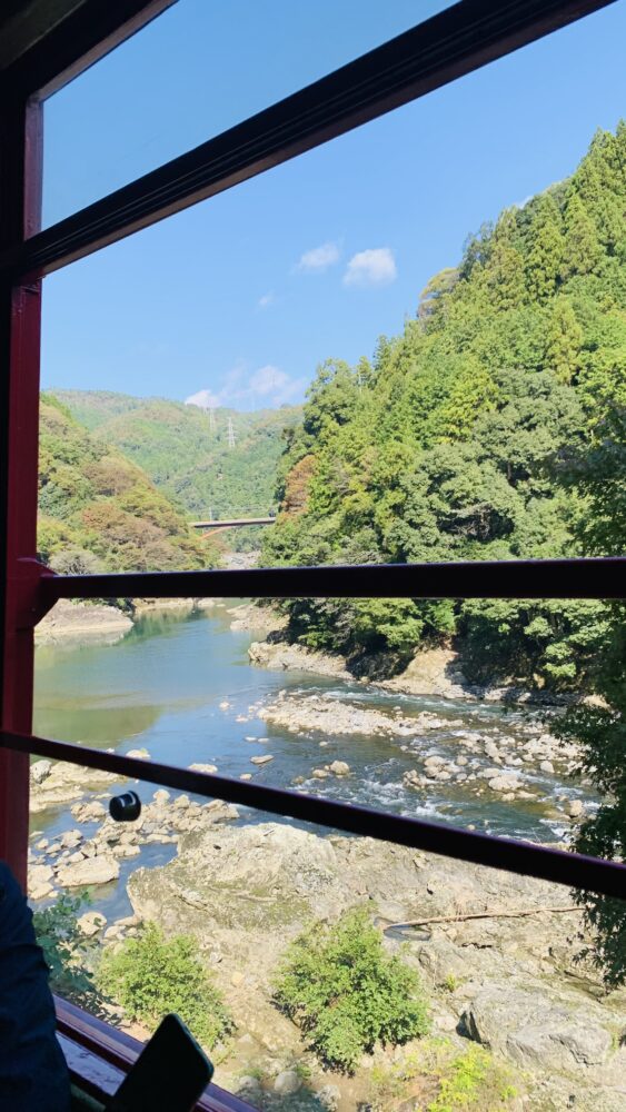 嵯峨野トロッコ列車の車窓の景色
