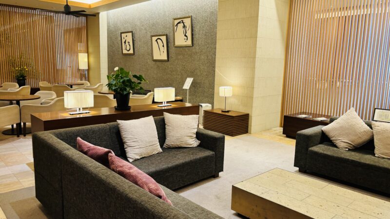 ＳＨＩＲＡＨＡＭＡＫＥＹＴＥＲＲＡＣＥＨＯＴＥＬＳＥＡＭＯＲＥホテルシーモアのロビーのソファ