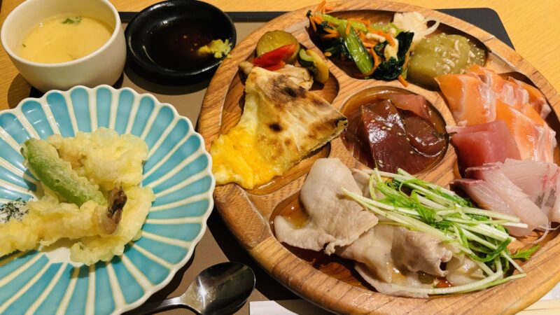 SHIRAHAMA KEY TERRACE HOTEL SEAMORE ホテルシーモアの夕食バイキングの天ぷらとお刺身とピザなど