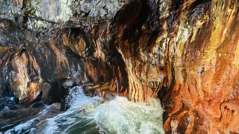 三段壁洞窟の潮吹き岩