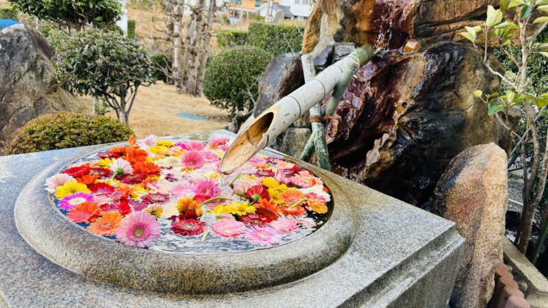 三段壁の花手水