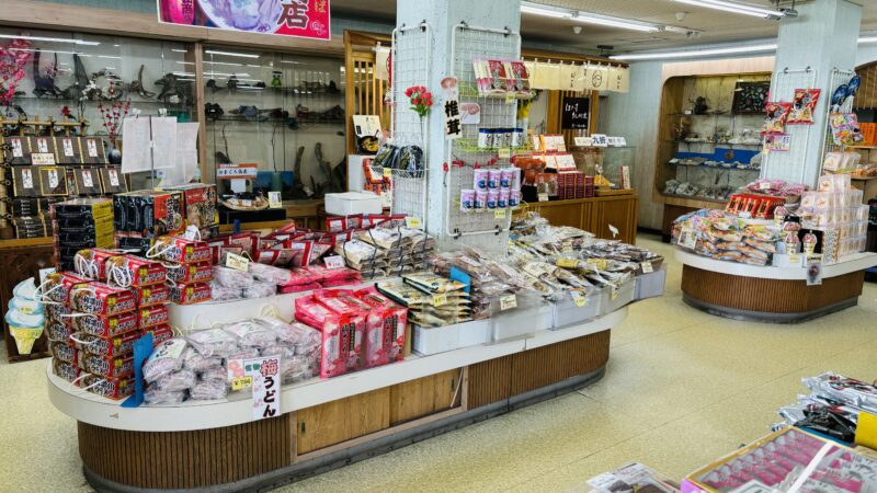 三段壁のお土産屋ひろや観光物の店内