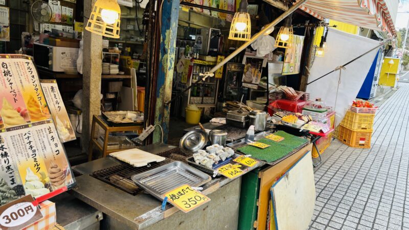 三段壁のお土産屋の森商店のさざえ壺焼きなど