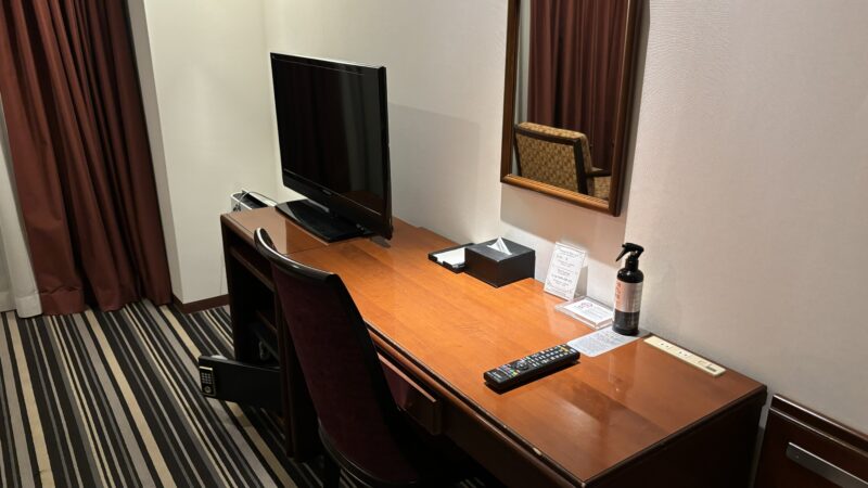 アートホテル鹿児島のスタンダードクイーン桜島ビューのテレビと鏡台
