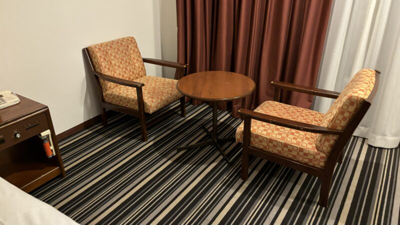 アートホテル鹿児島のスタンダードクイーン桜島ビューのテーブルと椅子