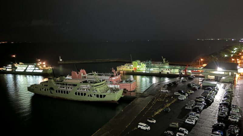 アートホテル鹿児島のスタンダードクイーン桜島ビューの夜の時間帯のバルコニー