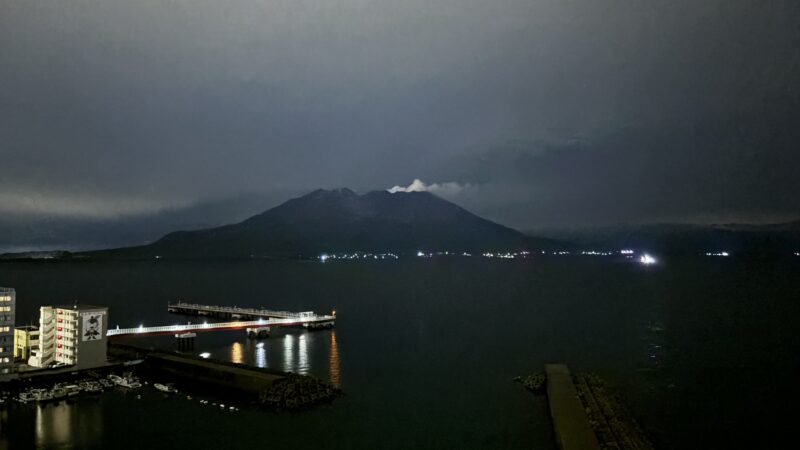 アートホテル鹿児島のスタンダードクイーン桜島ビューの夜の時間帯のバルコニーから見る桜島