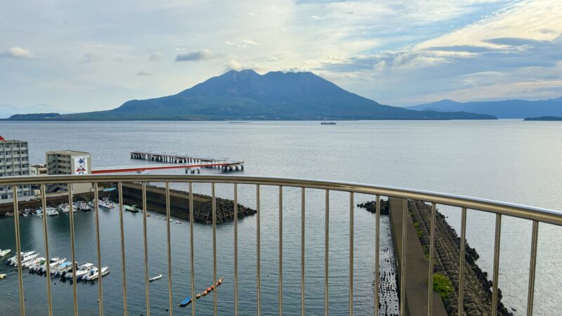 アートホテル鹿児島のスタンダードクイーン桜島ビューのバルコニーから見える桜島