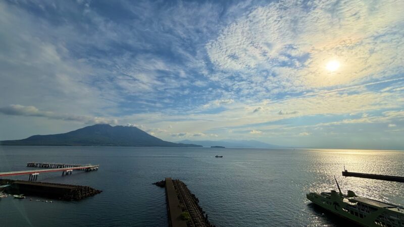 アートホテル鹿児島のスタンダードクイーン桜島ビューのバルコニーから見える桜島と朝日