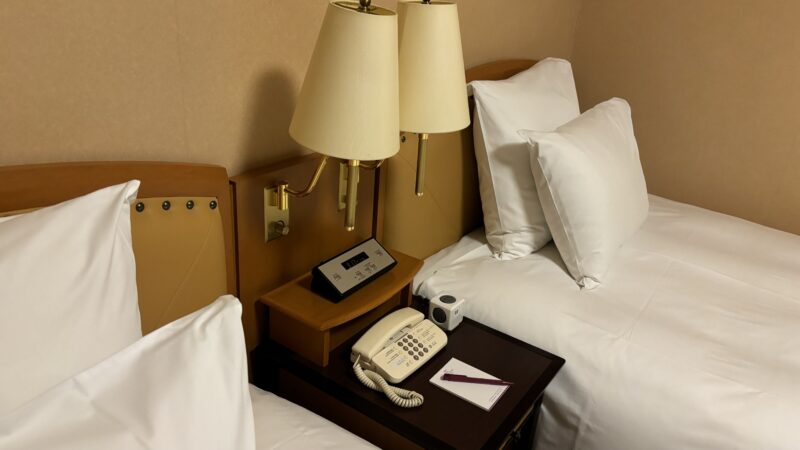 ANAクラウンプラザホテル富山のデラックスツインのベッドサイド
