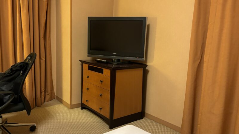 ANAクラウンプラザホテル富山のデラックスツインの角度を調整したテレビ