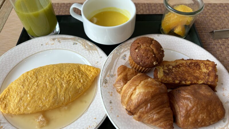 ANAクラウンプラザ富山の朝食バイキングのオムレツと菓子パン類