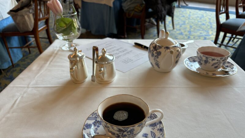 ホテルヨーロッパのアンカーズラウンジで行われるイブニングコンサートで注文した紅茶とコーヒー