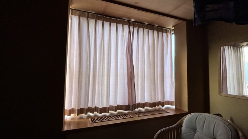 ホテル国富アネックスの客室の窓のカーテン