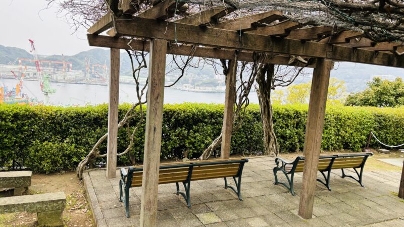 旧長崎高商表門衛所の近くにあるベンチ