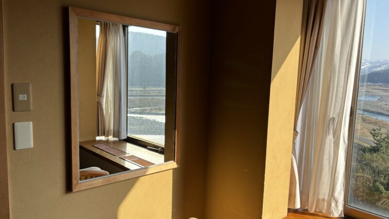 ホテル国富アネックスのスタンダード客室の窓の近くにある鏡