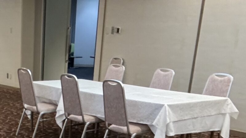 ホテル国富アネックスの夕食バイキング会場の椅子とテーブル