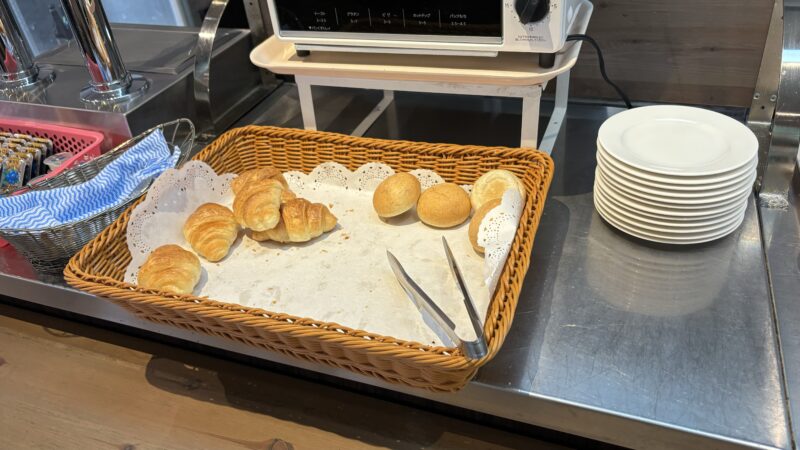 ホテル国富アネックスの朝食バイキングのパンコーナー