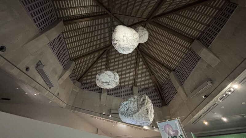 フォッサマグナミュージアムの第2展示室の天井に吊るされているヒスイのオブジェ