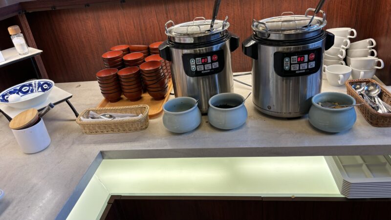 ホテルローレライの朝食バイキングのお味噌汁とコーンスープ