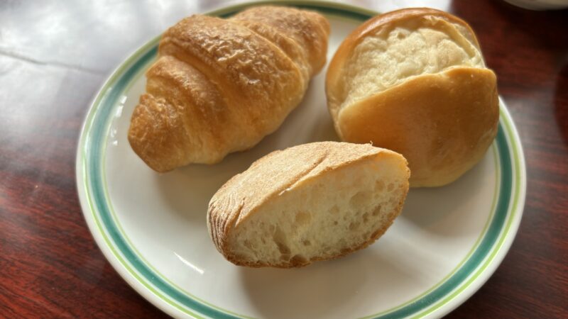 ホテルローレライの朝食バイキングで盛り付けたパン類