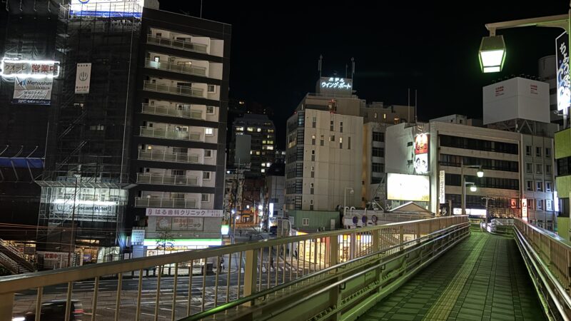 JR 長崎駅からホテルウイングポート長崎に向かう途中の歩道橋から見たホテル