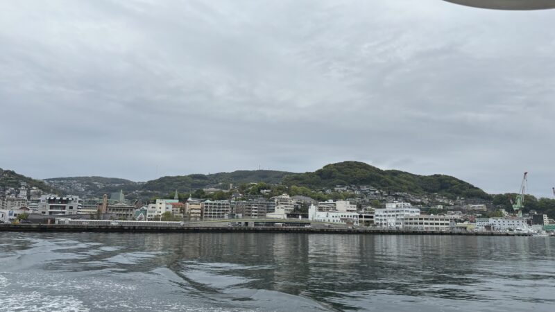 軍艦島コンシュルジュの軍艦島上陸ツアー参加中に船から見たグラバー園や大浦天主堂など