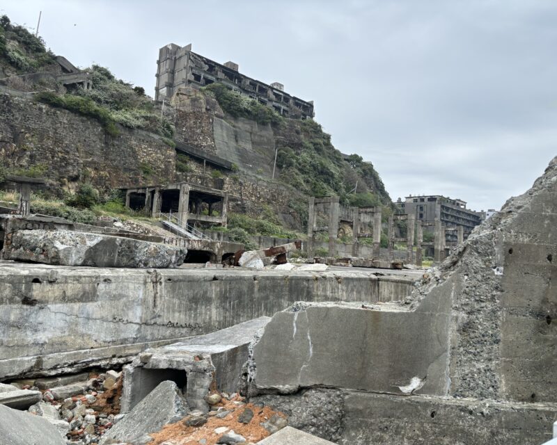 軍艦島コンシュルジュで上陸した時に見た第1見学広場の貯炭ベルトコンベヤーなど