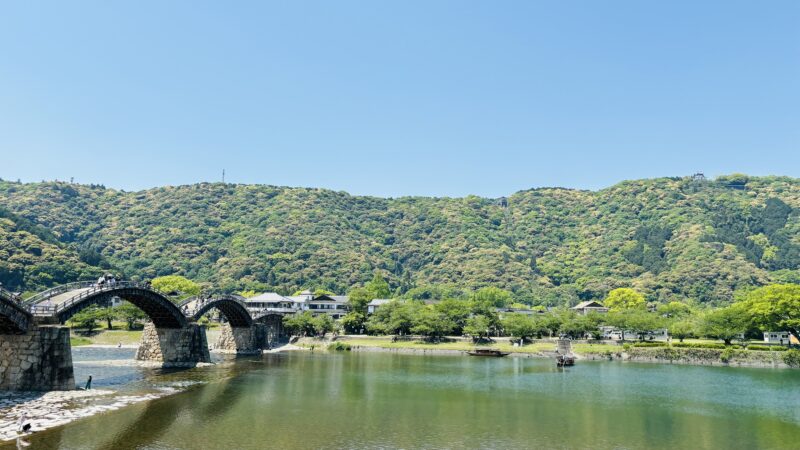 山頂に見える岩国城