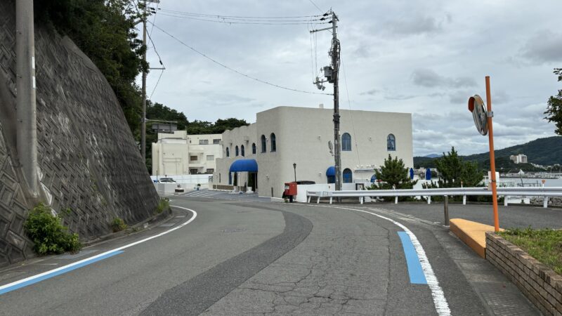 道路から見たエピカリスの外観