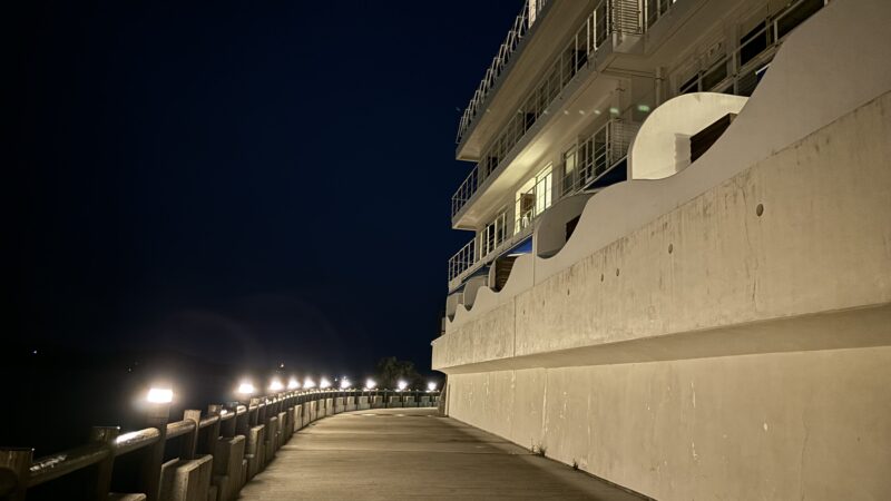 エピカリスの前の遊歩道を夜に歩いた時