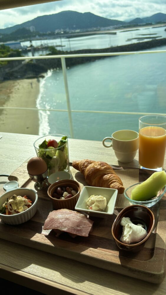 エピカリスの朝食のワンプレートと海