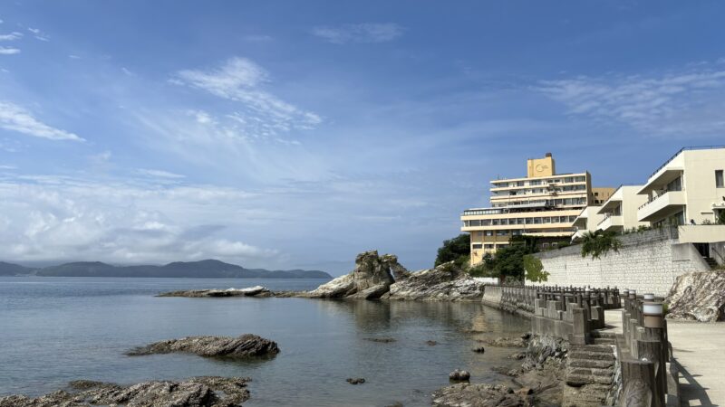 エピカリスの前に遊歩道から「和歌浦温泉　萬波MANPA RESORT」を見た時