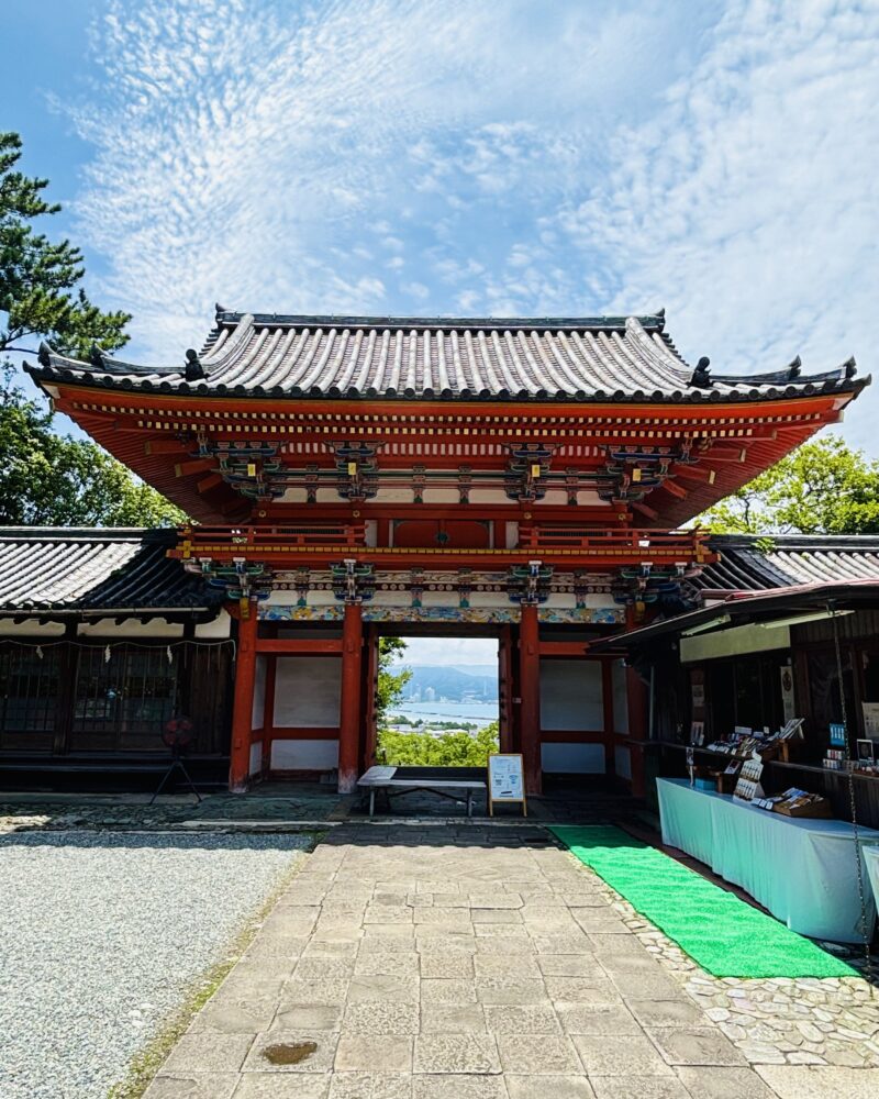 紀州東照宮の楼門越しの和歌浦