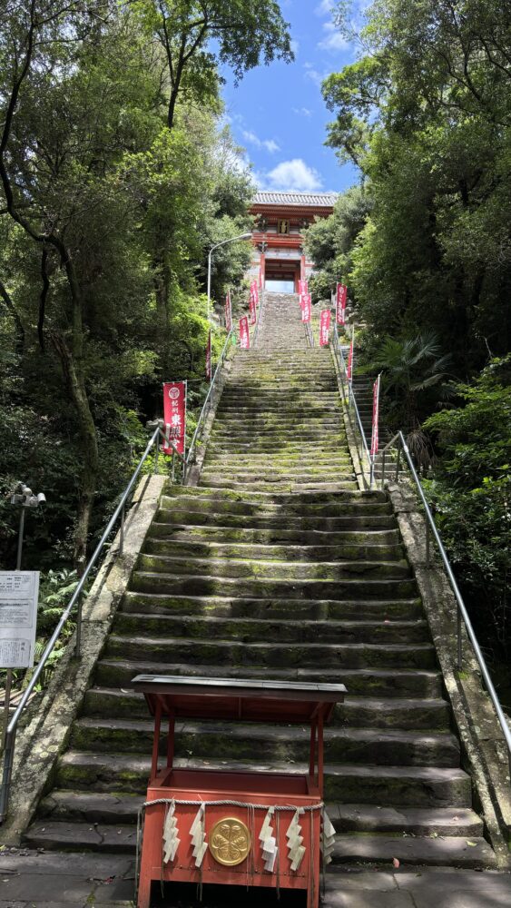 紀州東照宮の石段にあるお賽銭箱