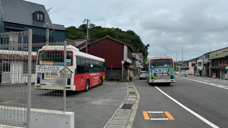 新和歌浦停留所に停車する路線バス