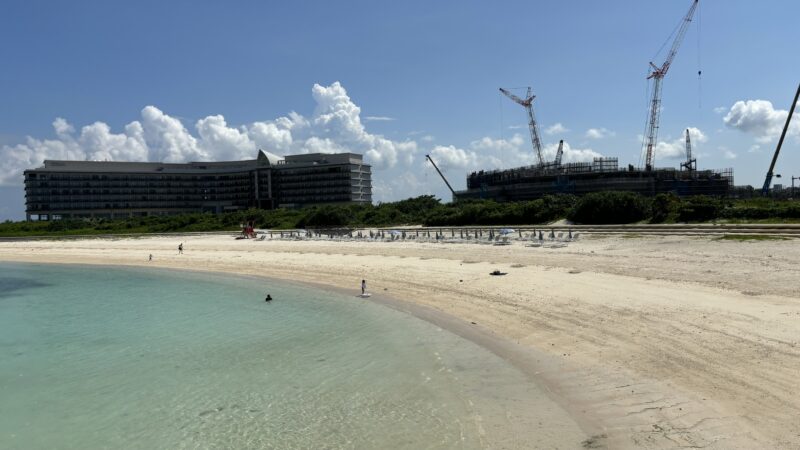 ヒルトン宮古島前の海から建設中のキャノピーbyヒルトン宮古島を撮った写真