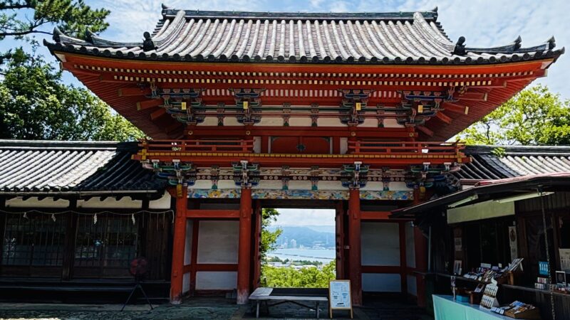 紀州東照宮の楼門越しの和歌浦