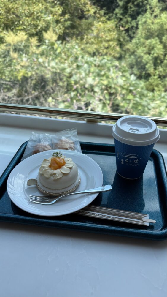 観光特急しまかぜのカフェ車両