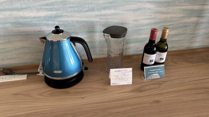 都リゾート志摩ベイサイドテラスのスーペリアツインに置かれているケトルやミニワインボトルなど