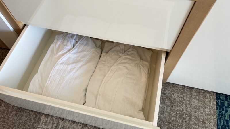 都リゾート志摩ベイサイドテラスのスーペリアツインに置かれているバスローブ