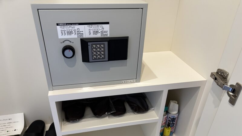 都リゾート志摩ベイサイドテラスのスーペリアツインにあるセーフティボックスと使い捨てスリッパ
