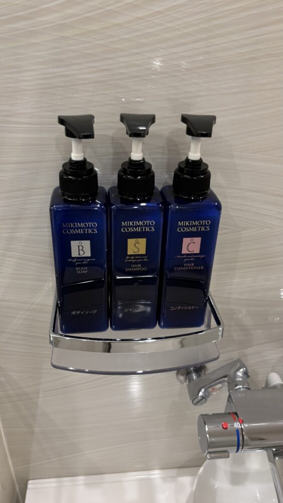 都リゾート志摩ベイサイドテラスのバスルームに置かれていたミキモトコスメティックスのシャンプーやボディソープ