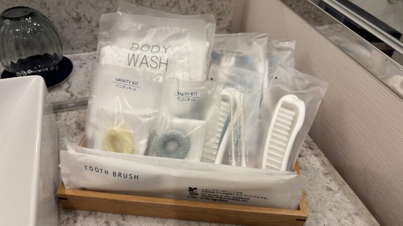 都リゾート志摩ベイサイドテラスのスーペリアツインの洗面台に置かれていたアメニティ