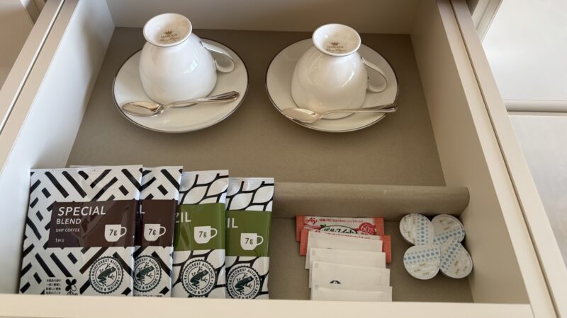 都リゾート志摩ベイサイドテラスのスーペリアツインに置かれているドリップコーヒーなど