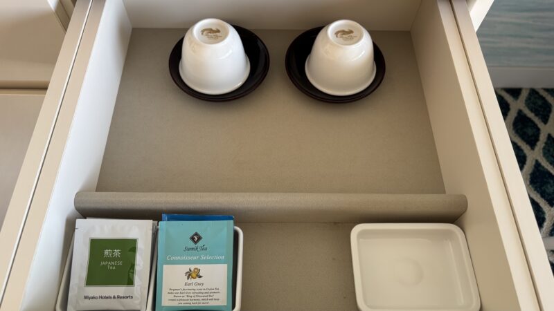 都リゾート志摩ベイサイドテラスのスーペリアツインに置かれている煎茶や紅茶など